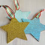 儿童制作圣诞节闪亮的的星星挂饰