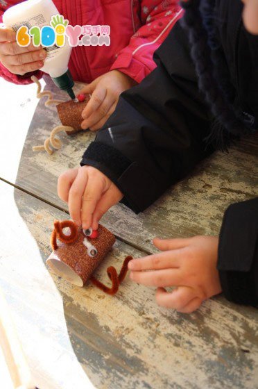 幼儿DIY制作卷纸筒驯鹿
