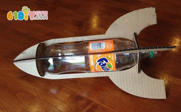 饮料瓶废纸板制作火箭模型