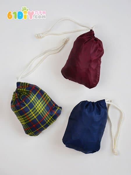 旧雨伞变废为宝制作时尚购物袋